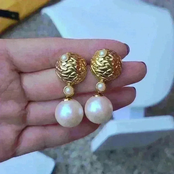 Vintage fuax pearl gold tone drop earrings - Picture 1 of 12
